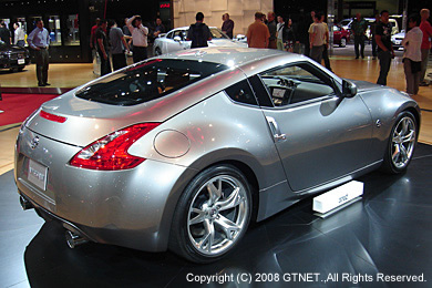 フェアレディZ Z34　斜め後画像