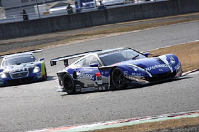 終盤でのトップ2台の熱いバトルにファンはくぎづけとなった。No.100 RAYBRIG HSV-010 GT（前方）とNo.38 ZENT CERUMO SC430（後方）