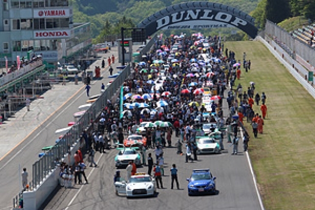 決勝スタート前のグリッドウォーク