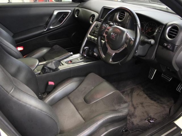ニッサン GT-R プレミアムエディション