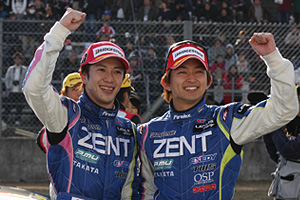 500クラス優勝の立川祐路選手（左）と平手晃平選手（右）