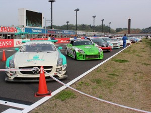 レース終了後、ホームストレートに整列した車両