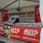 サーキットの中では、フランスを代表する自動車雑誌「オートエブロ」の出張店舗、ミニヘルメットやステッカー、エンブレムなどをレアなグッズを扱う土産物屋もたくさん出店中。