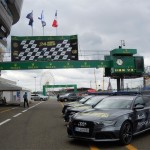 オフィシャル車輌はすべてアウディで統一。レース後には奥の表彰台に各クラスのトップ3があがり、シャンパンファイトを展開する。