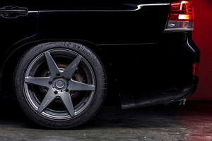 2016-toyota-land-cruiser-momo-wheel